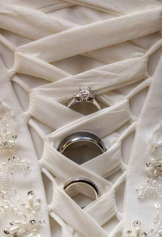 Anillos de boda en vestido de novia