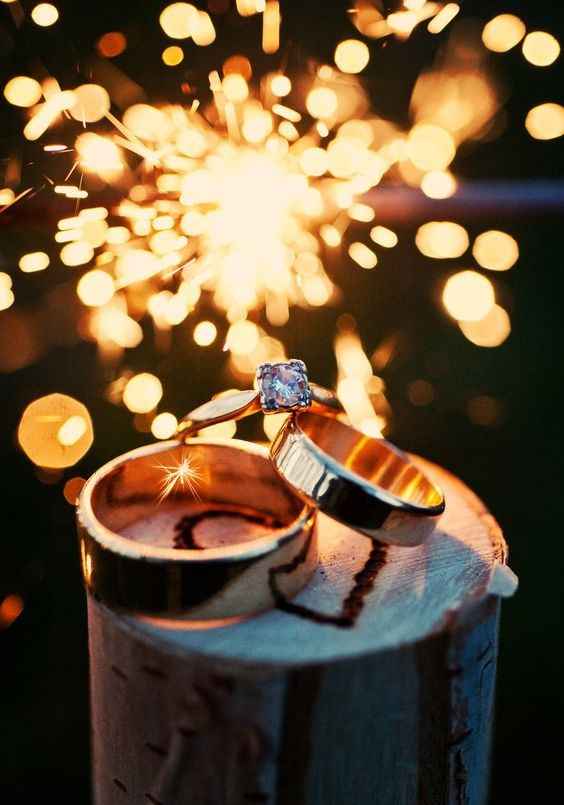 Anillos de boda con fuegos artificiales