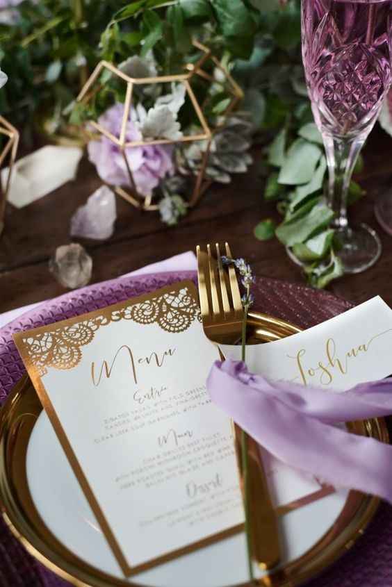 Decoración violeta y dorado boda