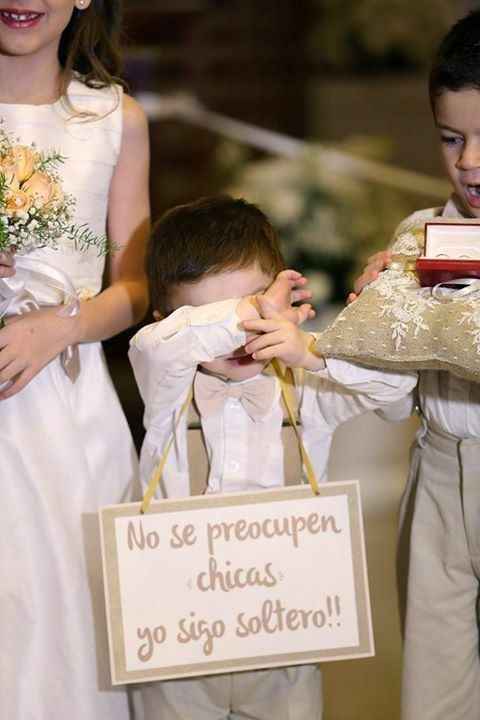 Niño de arras con cartel en la boda