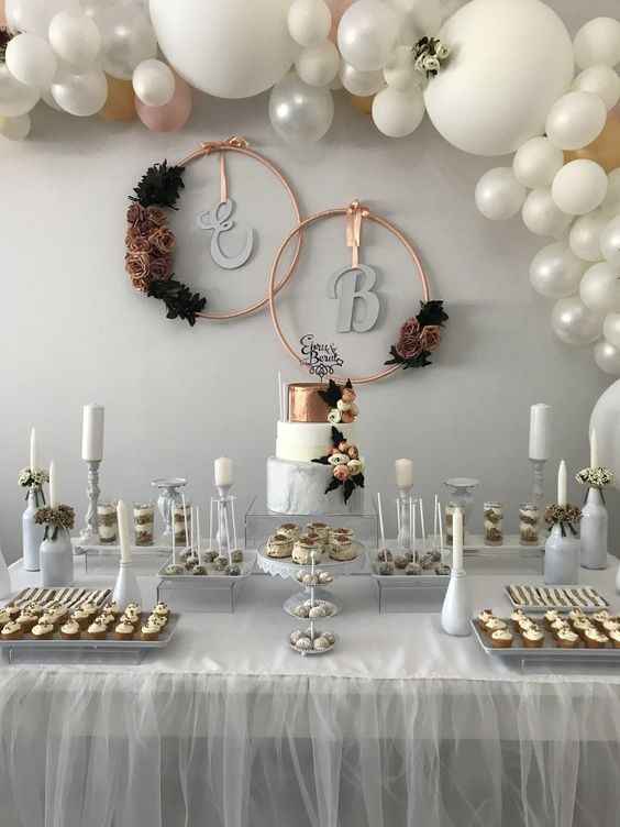 Mesa dulce blanca y dorada boda