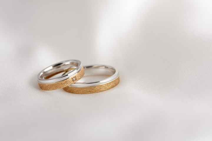 Alianzas de boda en oro y oro blanco