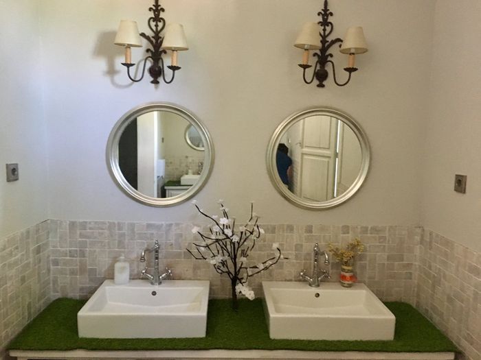 Se nos ha pirado la pinza totalmente... Césped artificial para el mueble del baño - 2