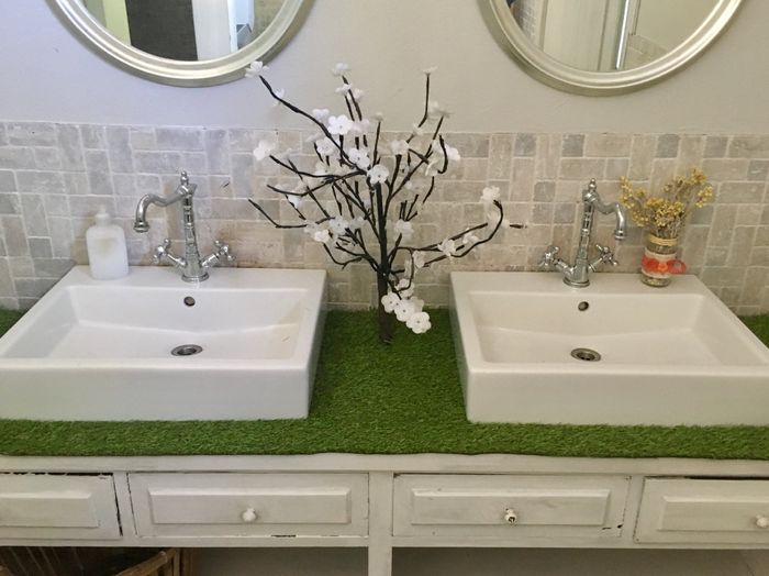 Se nos ha pirado la pinza totalmente... Césped artificial para el mueble del baño - 4