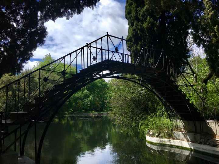 Yo, como siempre, llevando la contraria: sin pre ni post boda, pero si a fotos el día de la boda - P