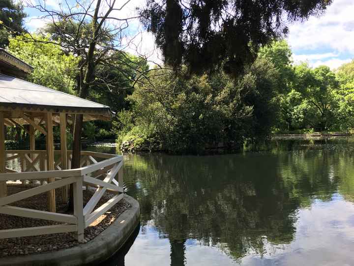 Yo, como siempre, llevando la contraria: sin pre ni post boda, pero si a fotos el día de la boda - P