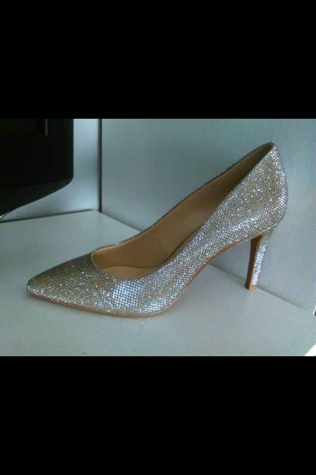 Zapatos dorados con poco tacón - 1