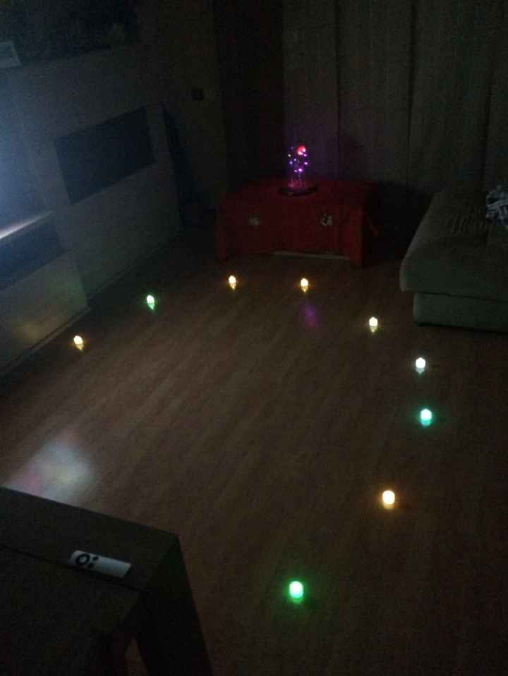 Velas y rosa de la bella y la bestia de fondo
