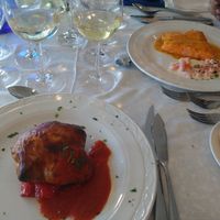 Lubina hojaldrada y salmón con salsa de naranja y mostaza