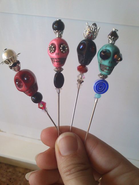 Alfileres calavera howlita
