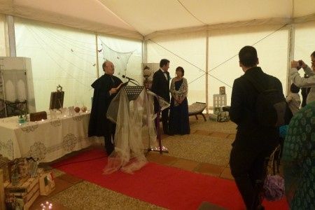 EL novio esperando en el altar