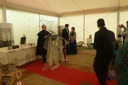 EL novio esperando en el altar