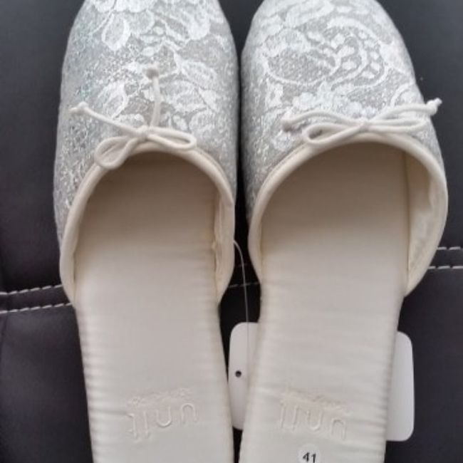 Zapatillas de novia: al vestirse 2