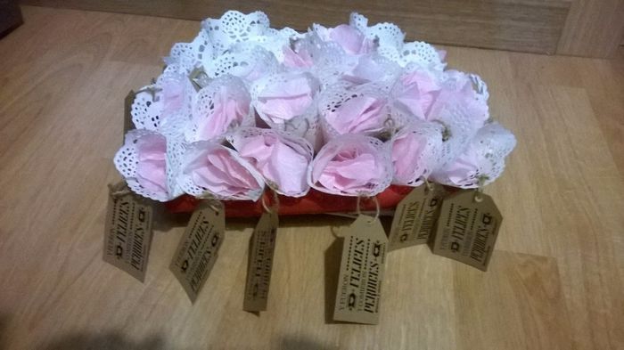 cesta petalos con etiqueta