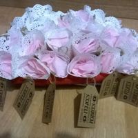 cesta petalos con etiqueta