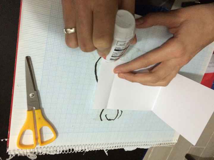 Doblar y poner un poco de cola