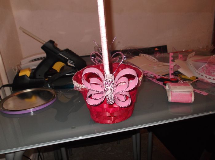 cesta con adorno de mariposa de goma eva