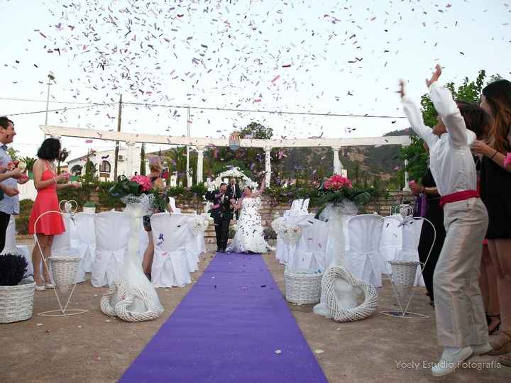 Salida de la ceremonia... Mi sobrino disfrutando con la boda de su tía