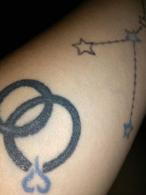 Me he tatuado la inicial de mi prometido y nuestra fecha de aniversario - 1