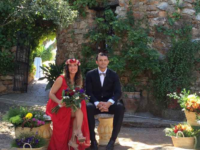 Boda real con zapatos nude y ramo colores