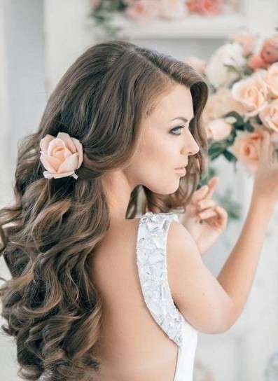 Pelo suelto arreglado con flor