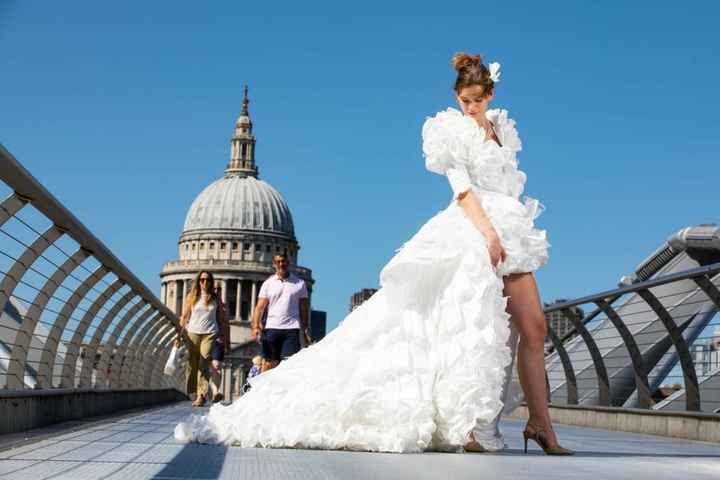 Vestido de novia creado con mascarillas - 1