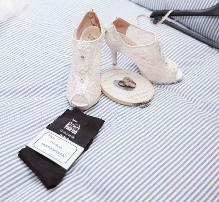 Zapatos, bastidor porta-alianzas y zapatos