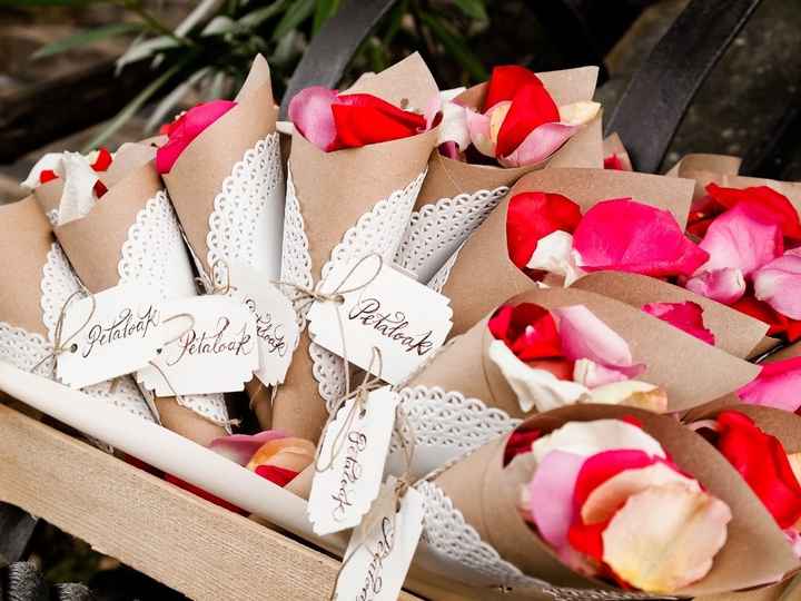 cucuruchos de pétalos para bodas