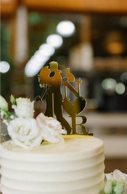 Novios en la tarta nupcial o topper con nombres o iniciales? - 1
