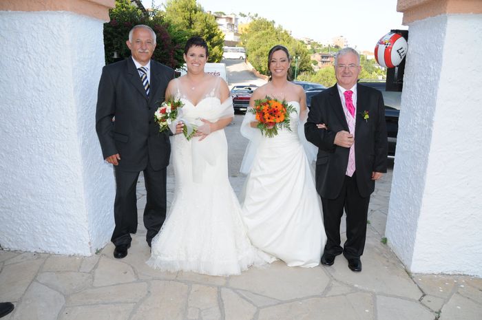 Con los papis, llebaban a sus hijas al altar!!