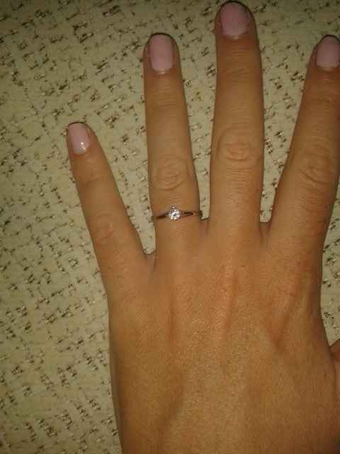 Este es mi anillo de compromiso. Sencillo como yo, enamorada estoooy !!