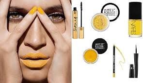 Labios y uñas amarillas