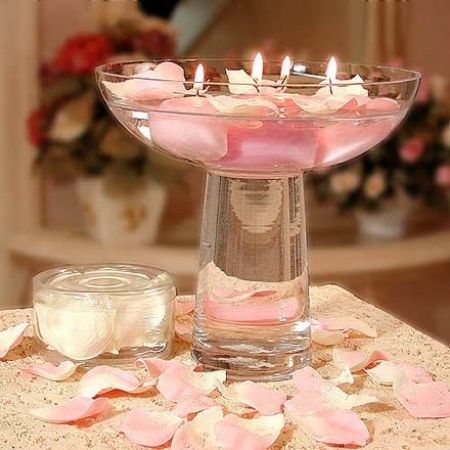 velas y petalos de rosa en agua