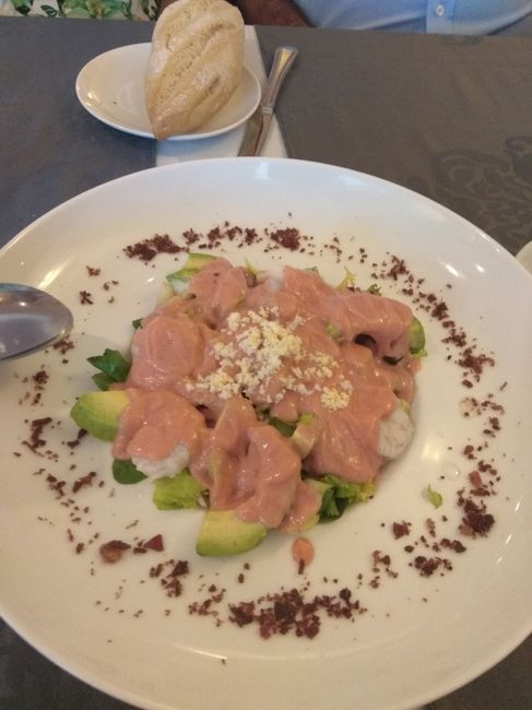 Ensalada de gambas, aguacate y salmorejo Cordobés.