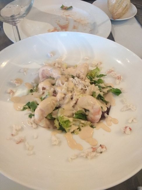 Bogavante y langostinos en ensalada de canónigos, hoja de roble y bañados en salsa rosa