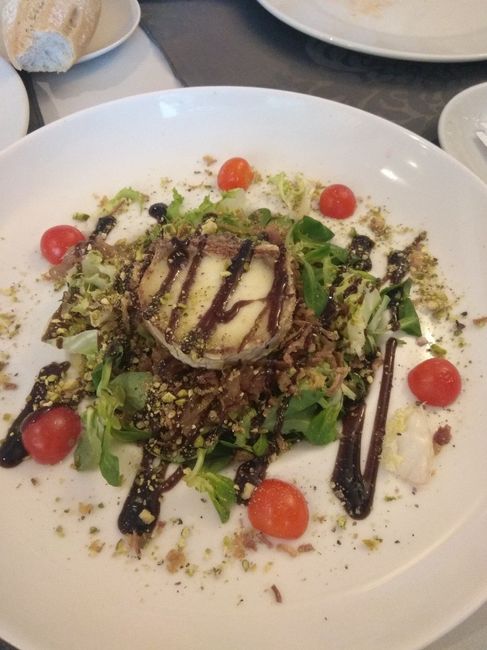 Ensalada de rulo de cabra, cebolla caramelizada, frutos secos y reducción de vinagre de Módena