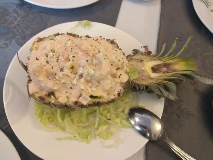 Piña baby rellena de frutos del mar y bañada en salsa de Calypso