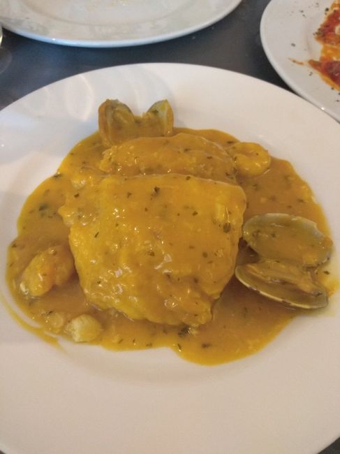Merluza con gambas y almejas a la marinera