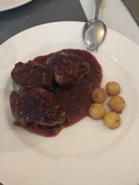 Solomillo de ciervo a los frutos rojos acompañado de patatas avellana