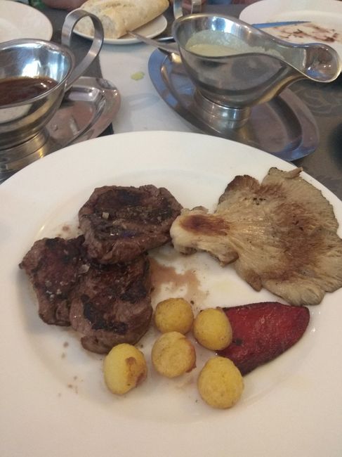 Delicias de solomillo de Buey acompañado de patatas avellana, seta y piquillo