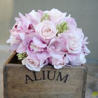 Ramo orquideas y rosas