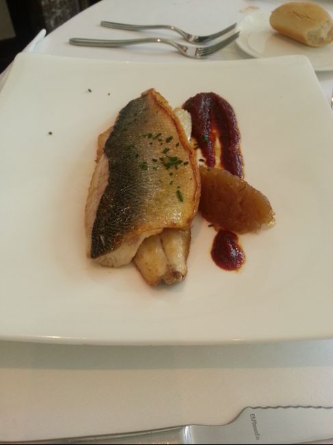 Lubina con cebolla caramelizada y comporta de tomate