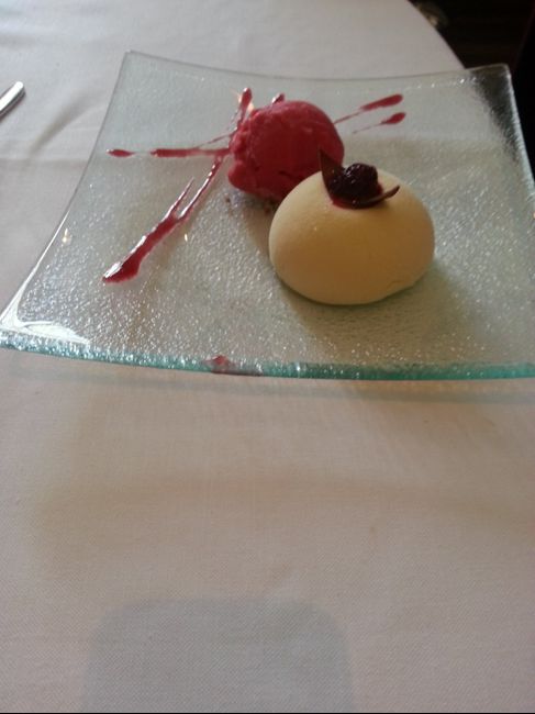 tarta de chocolate blanco con helado de frambuesa