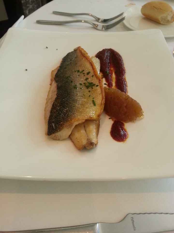 Lubina con cebolla caramelizada y comporta de tomate