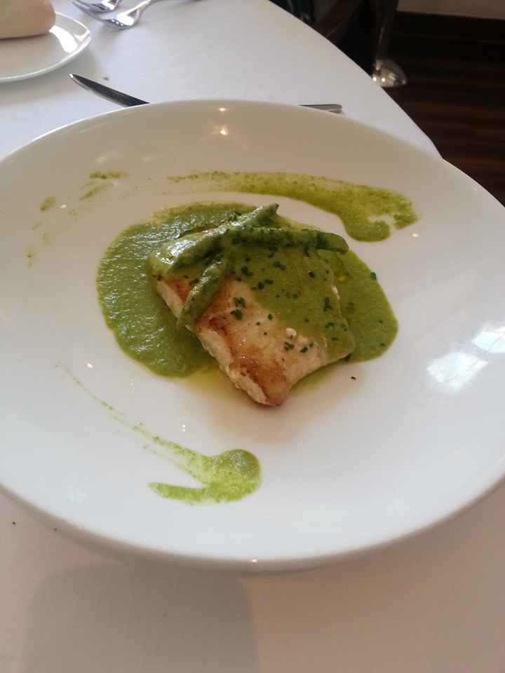 Merluza con salsa de esparragos trigeros