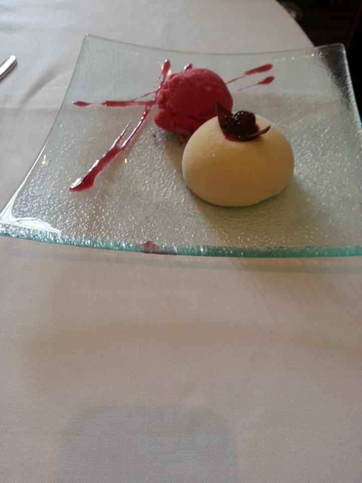 tarta de chocolate blanco con helado de frambuesa