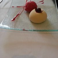 tarta de chocolate blanco con helado de frambuesa