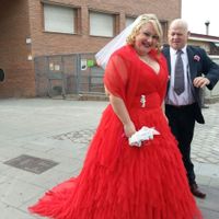 con mi papa de camino al altar