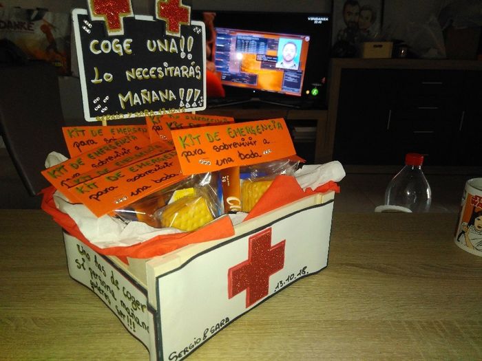 Una de las cajas con los kits de emergencia terminados!!! Solo queda una jejeje - 3