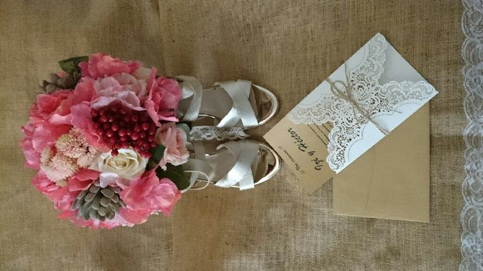 Feliz con mi ramo, zapatos y invitación - 1